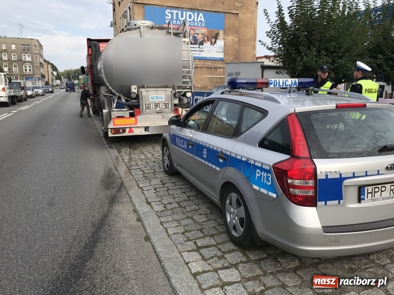 Zdjęcie w galerii na portalu naszraciborz.pl: 600 zł mandatu dla kierowcy cysterny, która wczoraj gubiła olej napędowy wiadomości z regionu