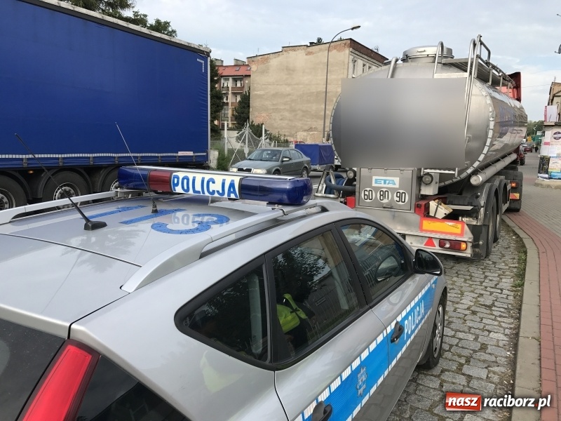 Zdjęcie w galerii na portalu naszraciborz.pl: 600 zł mandatu dla kierowcy cysterny, która wczoraj gubiła olej napędowy wiadomości z regionu