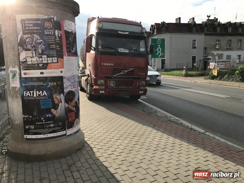 Zdjęcie w galerii na portalu naszraciborz.pl: 600 zł mandatu dla kierowcy cysterny, która wczoraj gubiła olej napędowy wiadomości z regionu