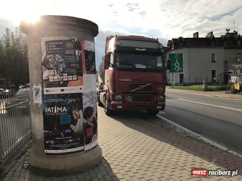 Zdjęcie w galerii na portalu naszraciborz.pl: 600 zł mandatu dla kierowcy cysterny, która wczoraj gubiła olej napędowy wiadomości z regionu