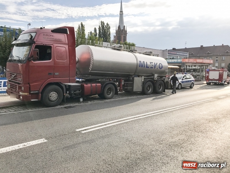 Zdjęcie w galerii na portalu naszraciborz.pl: 600 zł mandatu dla kierowcy cysterny, która wczoraj gubiła olej napędowy wiadomości z regionu