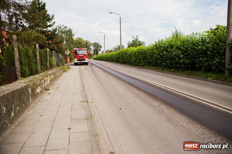Zdjęcie w galerii na portalu naszraciborz.pl: 600 zł mandatu dla kierowcy cysterny, która wczoraj gubiła olej napędowy wiadomości z regionu
