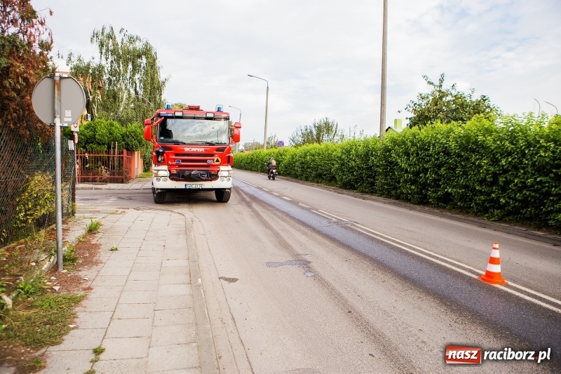 Zdjęcie w galerii na portalu naszraciborz.pl: 600 zł mandatu dla kierowcy cysterny, która wczoraj gubiła olej napędowy wiadomości z regionu