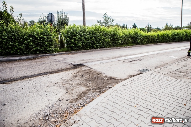 Zdjęcie w galerii na portalu naszraciborz.pl: 600 zł mandatu dla kierowcy cysterny, która wczoraj gubiła olej napędowy wiadomości z regionu