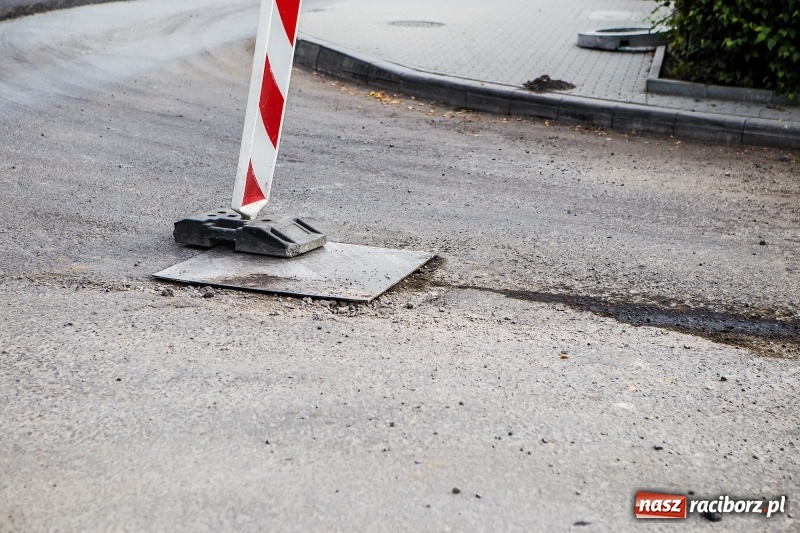Zdjęcie w galerii na portalu naszraciborz.pl: 600 zł mandatu dla kierowcy cysterny, która wczoraj gubiła olej napędowy wiadomości z regionu