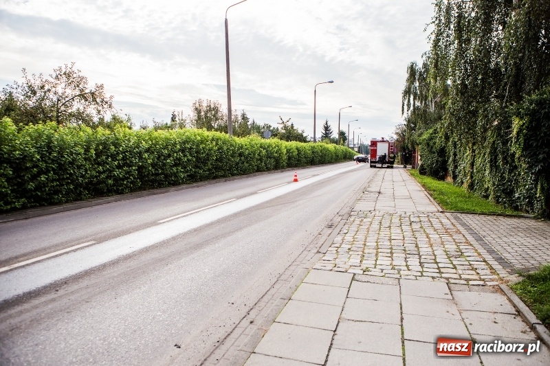 Zdjęcie w galerii na portalu naszraciborz.pl: 600 zł mandatu dla kierowcy cysterny, która wczoraj gubiła olej napędowy wiadomości z regionu