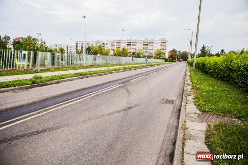 Zdjęcie w galerii na portalu naszraciborz.pl: 600 zł mandatu dla kierowcy cysterny, która wczoraj gubiła olej napędowy wiadomości z regionu