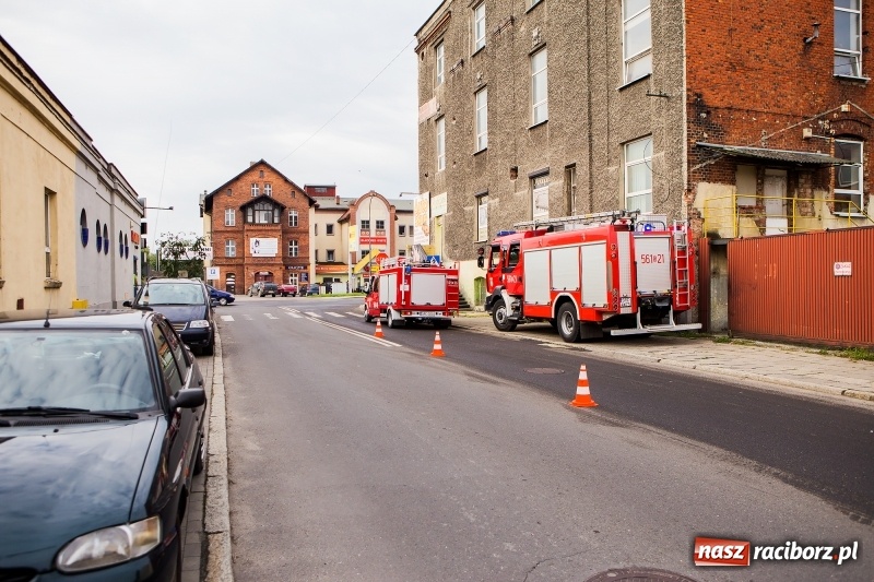 Zdjęcie w galerii na portalu naszraciborz.pl: 600 zł mandatu dla kierowcy cysterny, która wczoraj gubiła olej napędowy wiadomości z regionu
