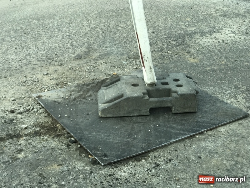 Zdjęcie w galerii na portalu naszraciborz.pl: Rozlany olej napędowy zaczyna się w miejscu tej blachy pozostawionej na DW 919  wiadomości z regionu