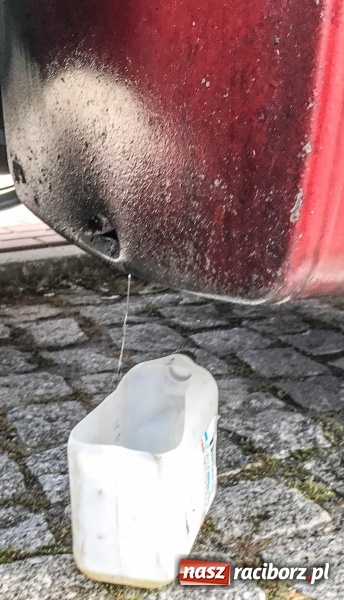 Zdjęcie w galerii na portalu naszraciborz.pl: Rozlany olej napędowy zaczyna się w miejscu tej blachy pozostawionej na DW 919  wiadomości z regionu