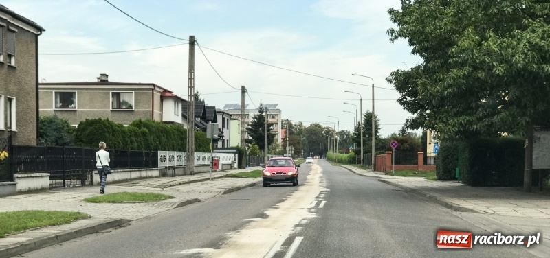 Zdjęcie w galerii na portalu naszraciborz.pl: Rozlany olej napędowy zaczyna się w miejscu tej blachy pozostawionej na DW 919  wiadomości z regionu