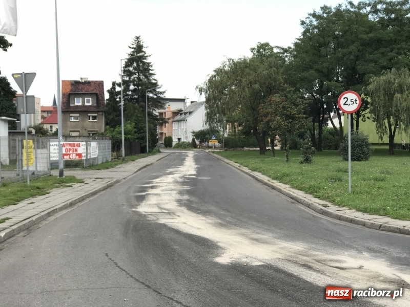 Zdjęcie w galerii na portalu naszraciborz.pl: Rozlany olej napędowy zaczyna się w miejscu tej blachy pozostawionej na DW 919  wiadomości z regionu