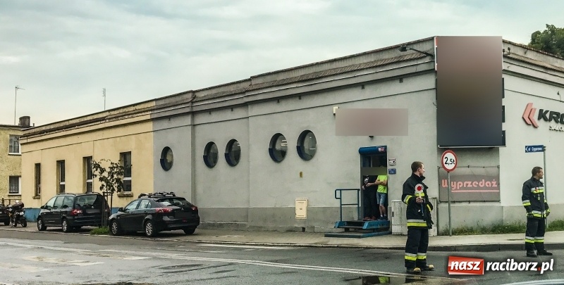 Zdjęcie w galerii na portalu naszraciborz.pl: Rozlany olej napędowy zaczyna się w miejscu tej blachy pozostawionej na DW 919  wiadomości z regionu