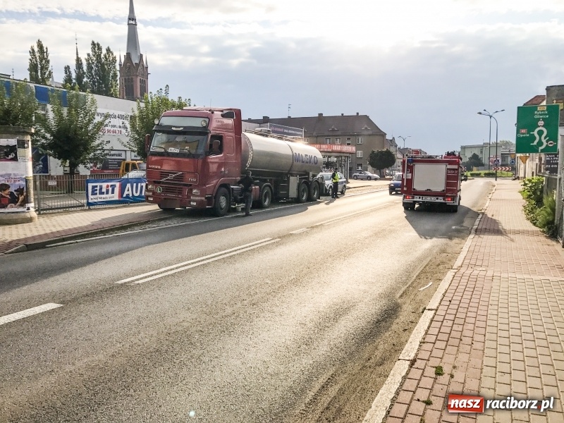 Zdjęcie w galerii na portalu naszraciborz.pl: Rozlany olej napędowy zaczyna się w miejscu tej blachy pozostawionej na DW 919  wiadomości z regionu