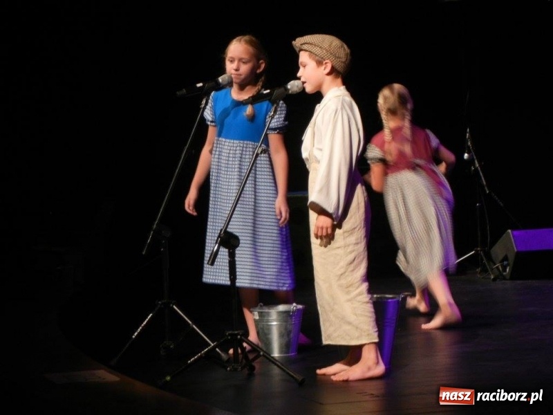 Zdjęcie w galerii na portalu naszraciborz.pl: Udany debiut małych konferansjerów wiadomości z regionu