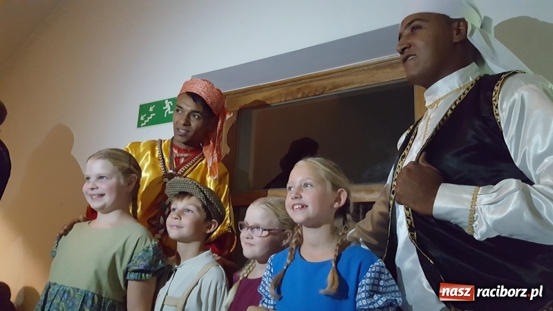 Zdjęcie w galerii na portalu naszraciborz.pl: Udany debiut małych konferansjerów wiadomości z regionu