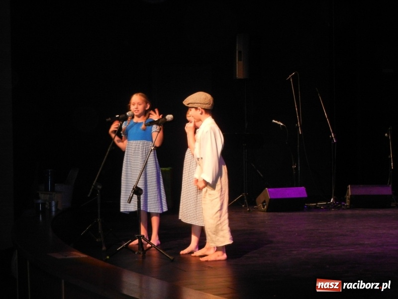 Zdjęcie w galerii na portalu naszraciborz.pl: Udany debiut małych konferansjerów wiadomości z regionu