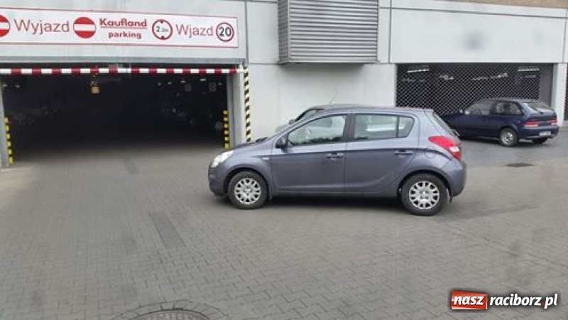 Zdjęcie w galerii na portalu naszraciborz.pl: Mistrz parkowania spod Kauflandu wiadomości z regionu