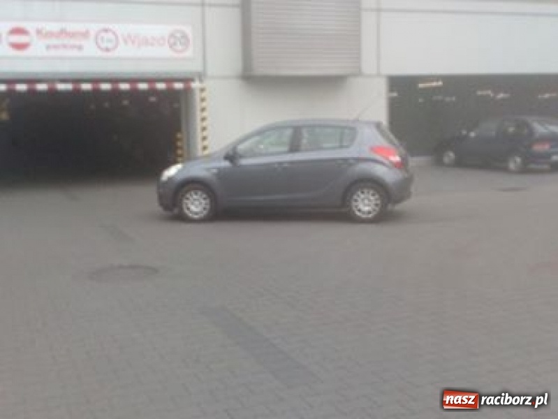 Zdjęcie w galerii na portalu naszraciborz.pl: Mistrz parkowania spod Kauflandu wiadomości z regionu