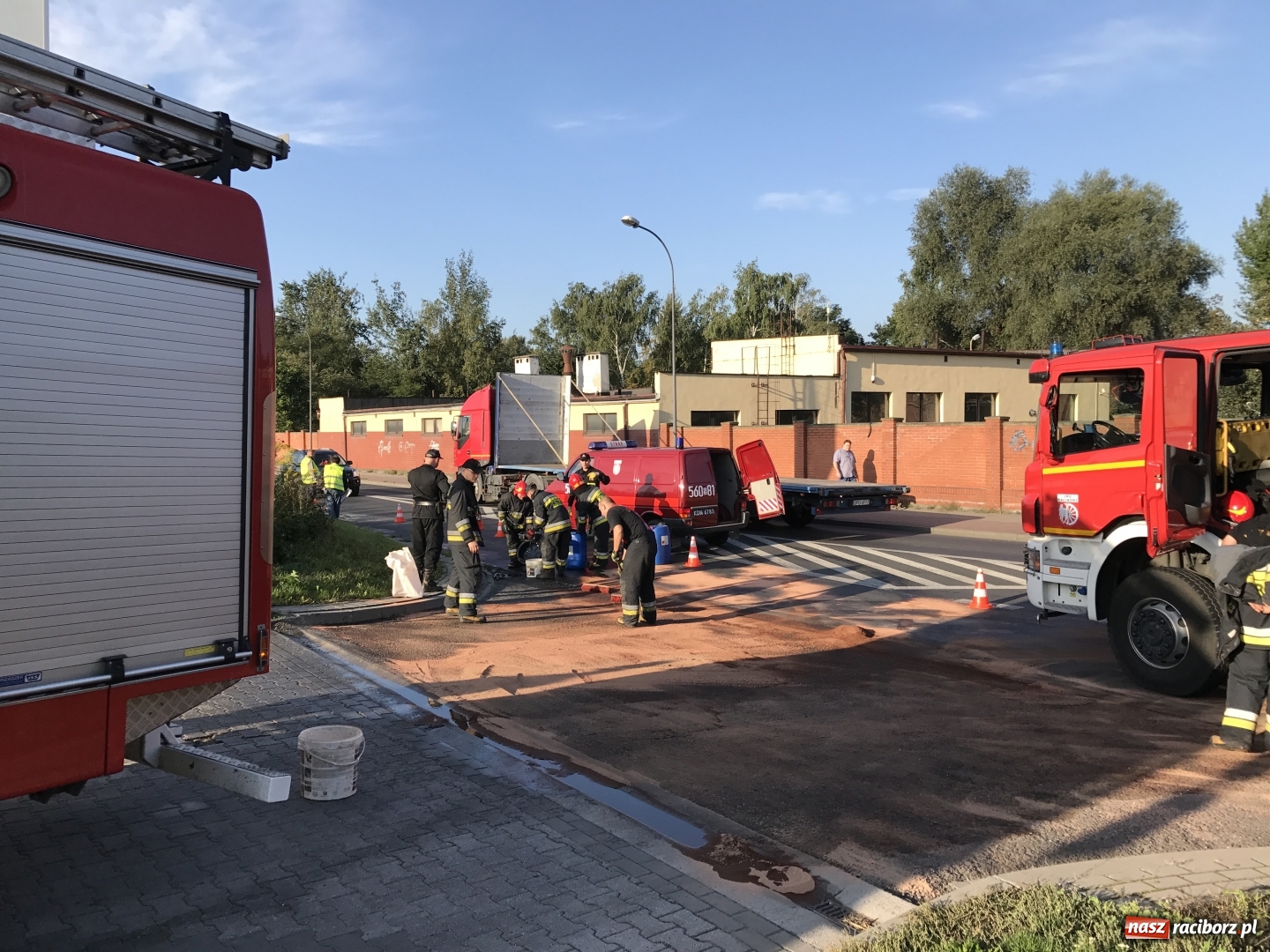 Zdjęcie w galerii na portalu naszraciborz.pl: Ciężarówka zgubiła bak na 1 Maja. Na jezdnię wylało się 700 litrów oleju napędowego  wiadomości z regionu