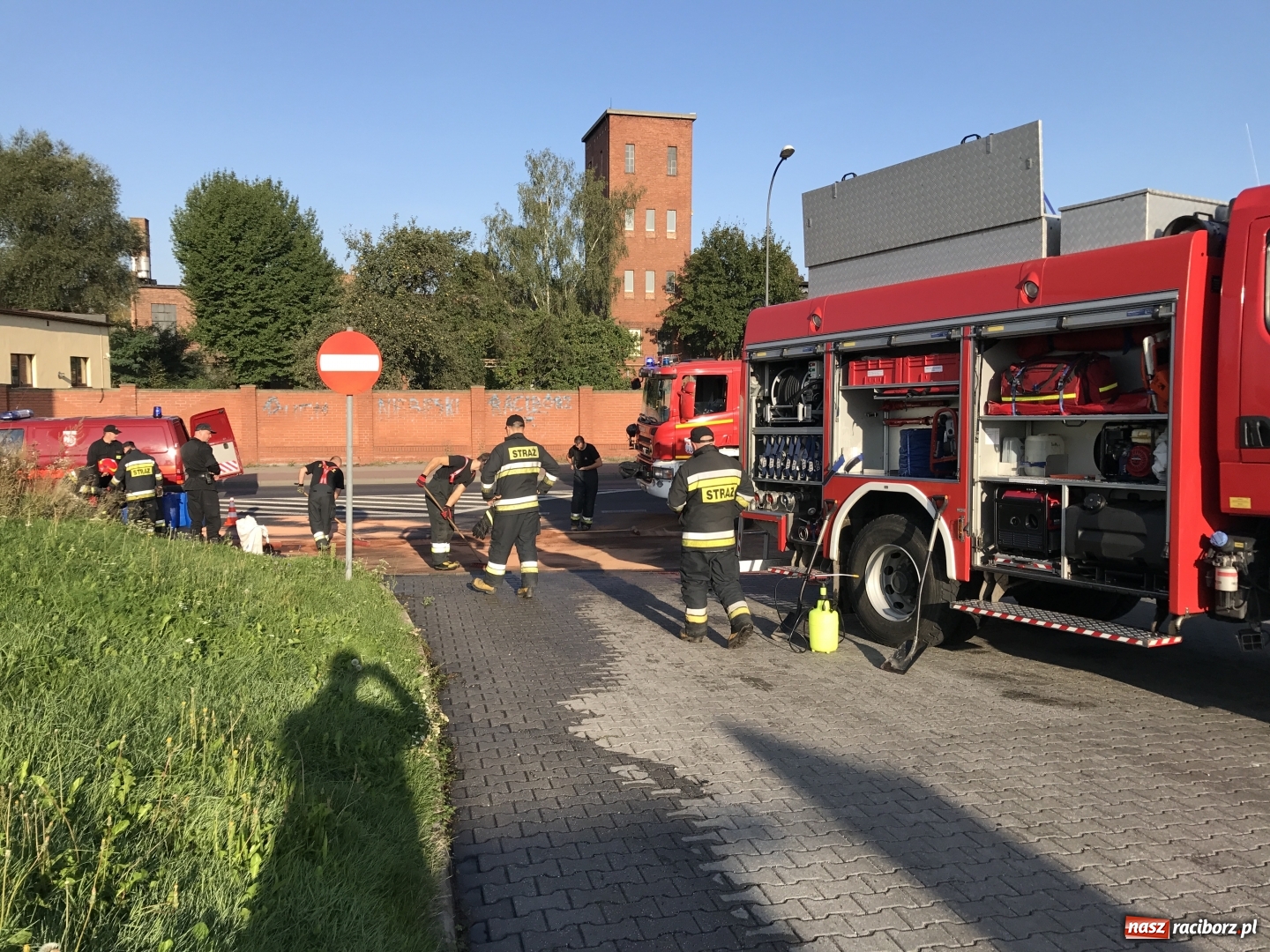 Zdjęcie w galerii na portalu naszraciborz.pl: Ciężarówka zgubiła bak na 1 Maja. Na jezdnię wylało się 700 litrów oleju napędowego  wiadomości z regionu