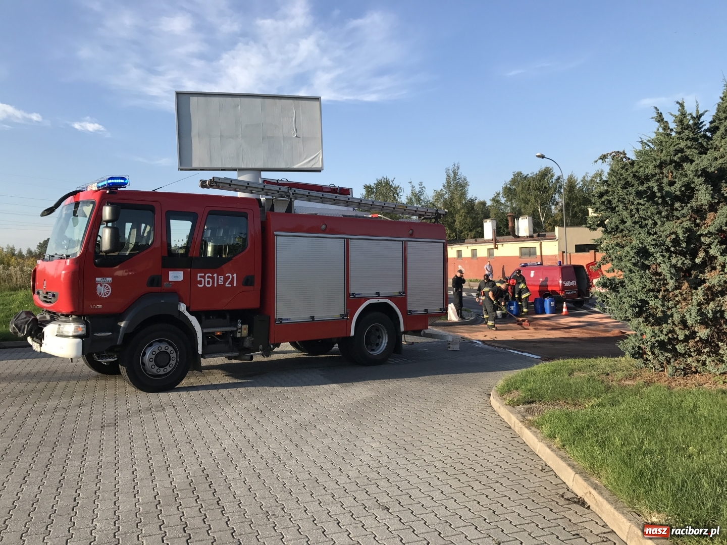 Zdjęcie w galerii na portalu naszraciborz.pl: Ciężarówka zgubiła bak na 1 Maja. Na jezdnię wylało się 700 litrów oleju napędowego  wiadomości z regionu