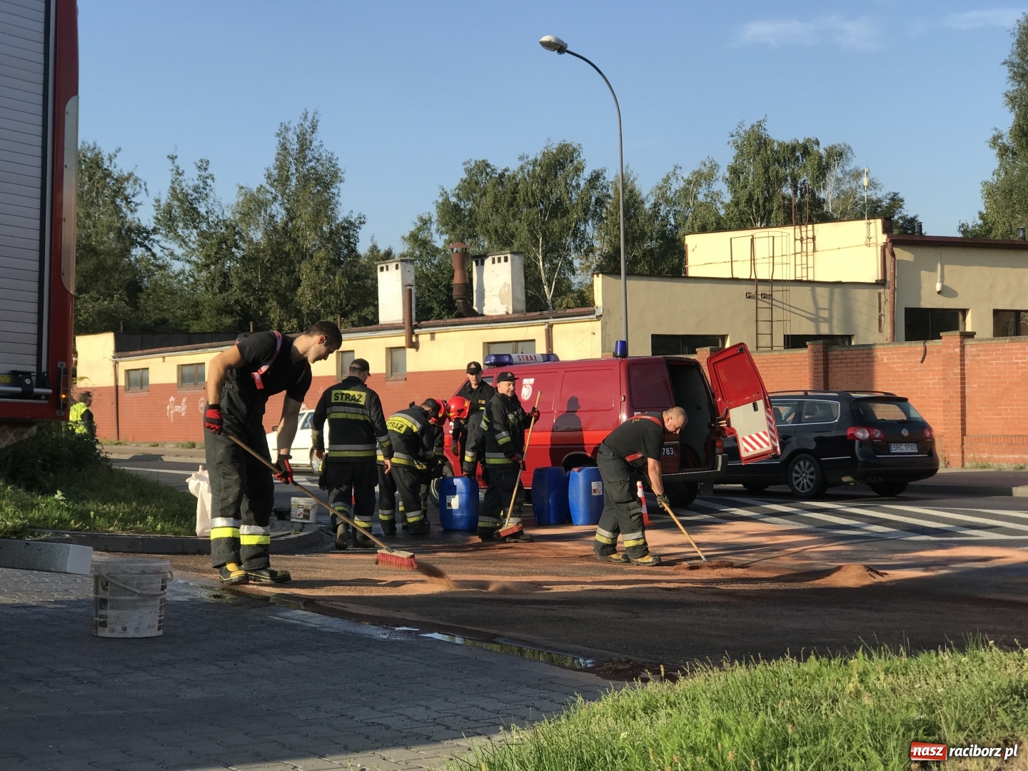 Zdjęcie w galerii na portalu naszraciborz.pl: Ciężarówka zgubiła bak na 1 Maja. Na jezdnię wylało się 700 litrów oleju napędowego  wiadomości z regionu