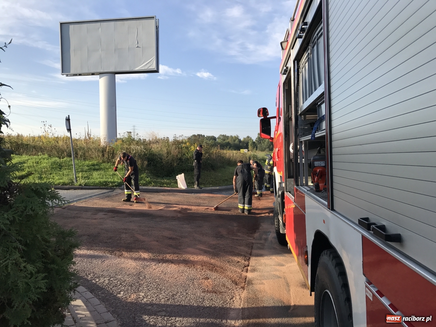 Zdjęcie w galerii na portalu naszraciborz.pl: Ciężarówka zgubiła bak na 1 Maja. Na jezdnię wylało się 700 litrów oleju napędowego  wiadomości z regionu