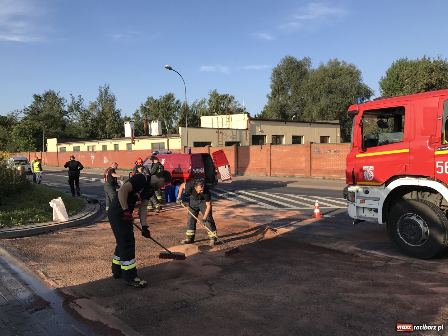 Zdjęcie w galerii na portalu naszraciborz.pl: Ciężarówka zgubiła bak na 1 Maja. Na jezdnię wylało się 700 litrów oleju napędowego  wiadomości z regionu