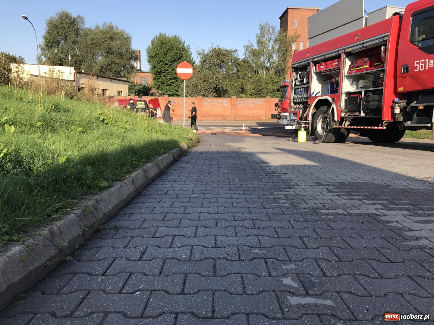 Zdjęcie w galerii na portalu naszraciborz.pl: Ciężarówka zgubiła bak na 1 Maja. Na jezdnię wylało się 700 litrów oleju napędowego  wiadomości z regionu