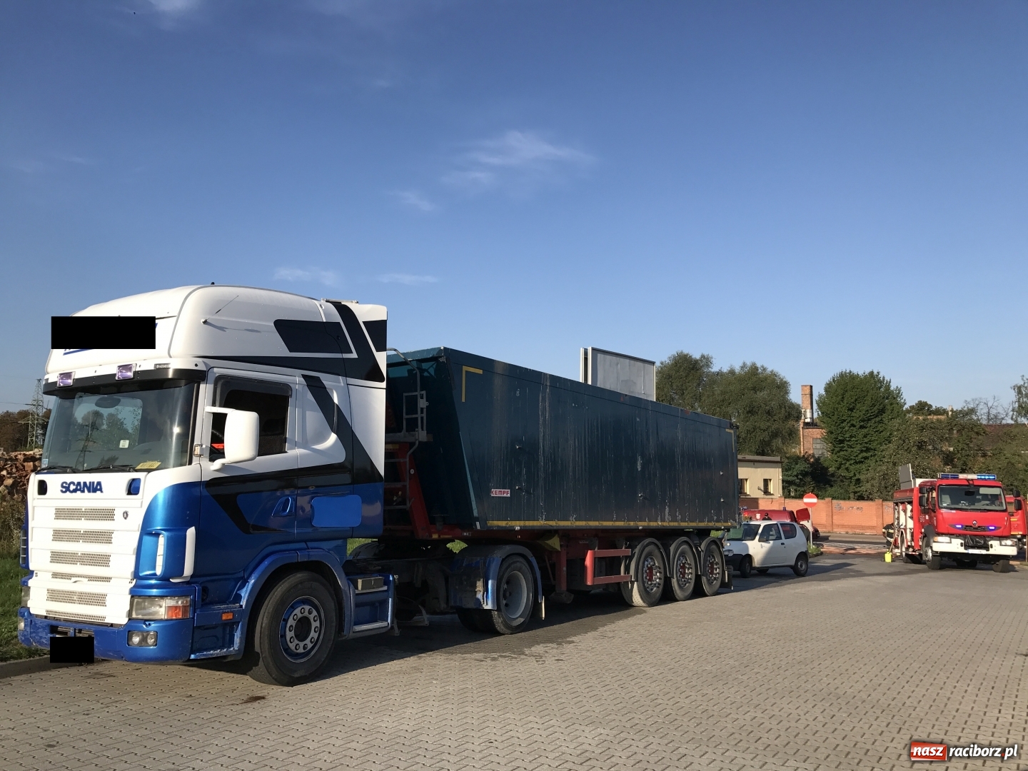 Zdjęcie w galerii na portalu naszraciborz.pl: Ciężarówka zgubiła bak na 1 Maja. Na jezdnię wylało się 700 litrów oleju napędowego  wiadomości z regionu