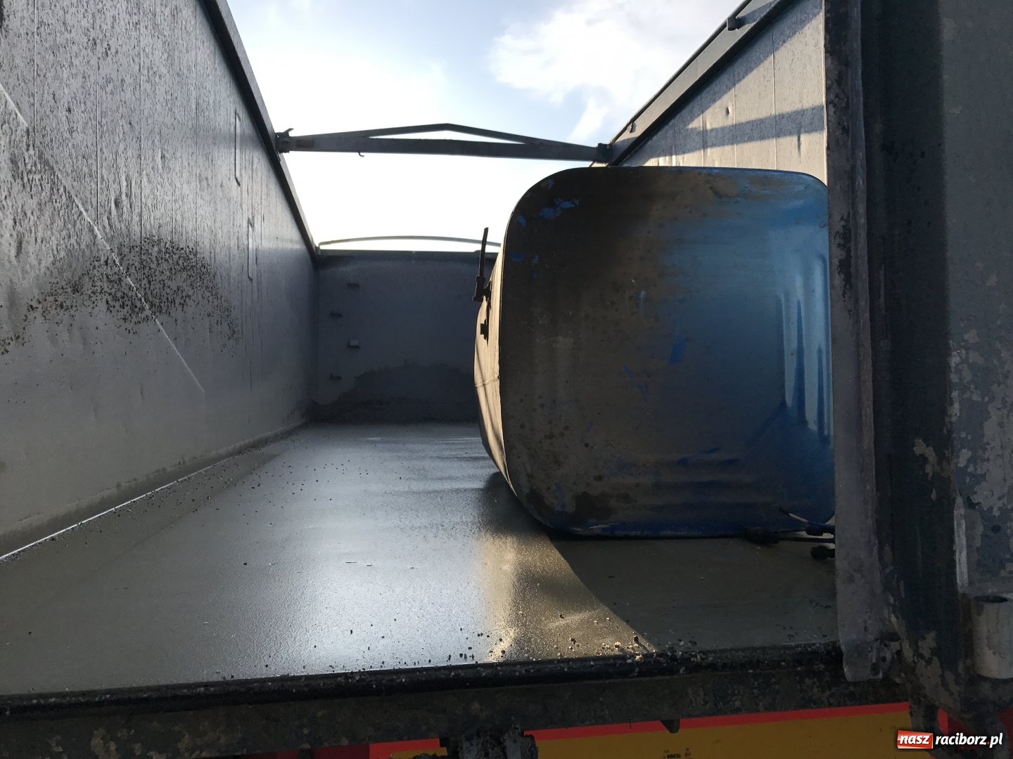 Zdjęcie w galerii na portalu naszraciborz.pl: Ciężarówka zgubiła bak na 1 Maja. Na jezdnię wylało się 700 litrów oleju napędowego  wiadomości z regionu