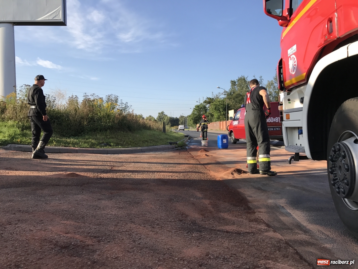 Zdjęcie w galerii na portalu naszraciborz.pl: Ciężarówka zgubiła bak na 1 Maja. Na jezdnię wylało się 700 litrów oleju napędowego  wiadomości z regionu