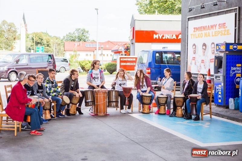 Zdjęcie w galerii na portalu naszraciborz.pl: W Raciborzu powitano nową markę paliwową. Circle K zastąpiła Statoil wiadomości z regionu