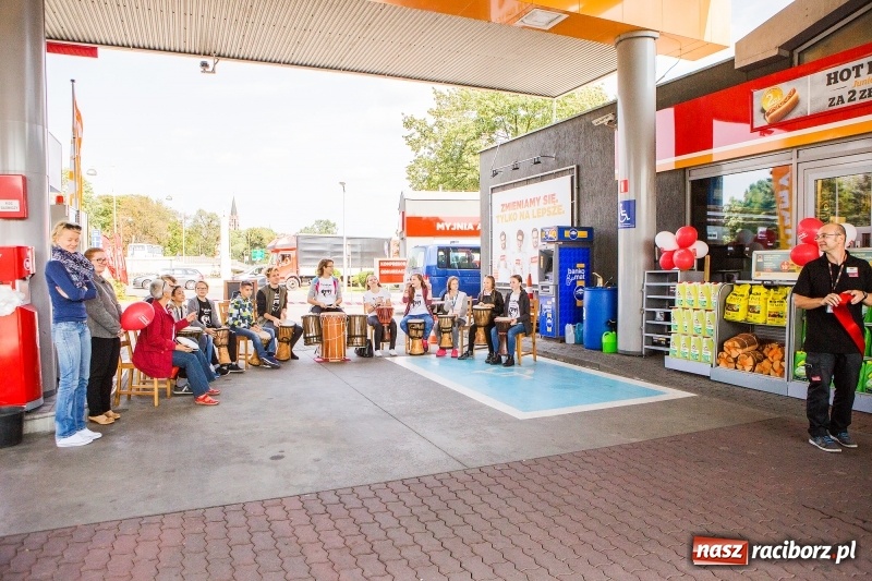 Zdjęcie w galerii na portalu naszraciborz.pl: W Raciborzu powitano nową markę paliwową. Circle K zastąpiła Statoil wiadomości z regionu