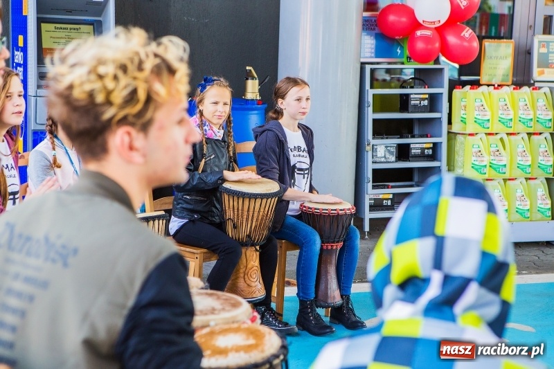 Zdjęcie w galerii na portalu naszraciborz.pl: W Raciborzu powitano nową markę paliwową. Circle K zastąpiła Statoil wiadomości z regionu