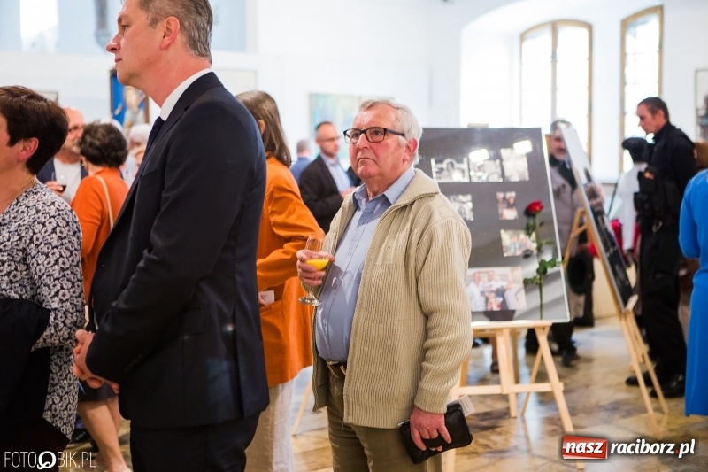 Zdjęcie w galerii na portalu naszraciborz.pl: Małżeństwo ze sztuką w tle w raciborskim Muzeum wiadomości z regionu