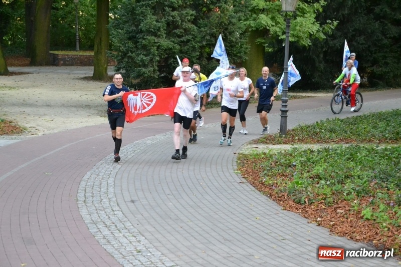 Zdjęcie w galerii na portalu naszraciborz.pl: Uczestnicy biegu upamiętniającego 334. rocznicę Odsieczy Wiedeńskiej i 300-lecie koronacji ikony jasnogórskiej dotarli na zamek  wiadomości z regionu