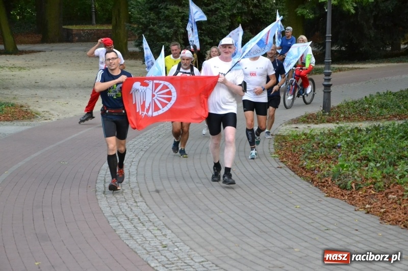 Zdjęcie w galerii na portalu naszraciborz.pl: Uczestnicy biegu upamiętniającego 334. rocznicę Odsieczy Wiedeńskiej i 300-lecie koronacji ikony jasnogórskiej dotarli na zamek  wiadomości z regionu