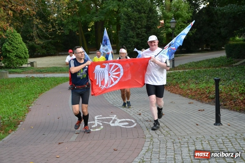 Zdjęcie w galerii na portalu naszraciborz.pl: Uczestnicy biegu upamiętniającego 334. rocznicę Odsieczy Wiedeńskiej i 300-lecie koronacji ikony jasnogórskiej dotarli na zamek  wiadomości z regionu