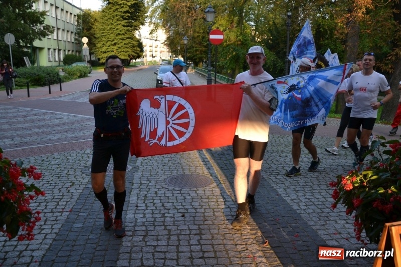 Zdjęcie w galerii na portalu naszraciborz.pl: Uczestnicy biegu upamiętniającego 334. rocznicę Odsieczy Wiedeńskiej i 300-lecie koronacji ikony jasnogórskiej dotarli na zamek  wiadomości z regionu