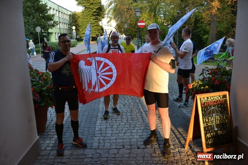 Zdjęcie w galerii na portalu naszraciborz.pl: Uczestnicy biegu upamiętniającego 334. rocznicę Odsieczy Wiedeńskiej i 300-lecie koronacji ikony jasnogórskiej dotarli na zamek  wiadomości z regionu