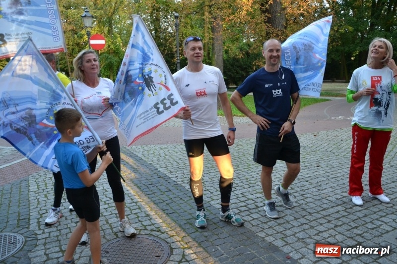 Zdjęcie w galerii na portalu naszraciborz.pl: Uczestnicy biegu upamiętniającego 334. rocznicę Odsieczy Wiedeńskiej i 300-lecie koronacji ikony jasnogórskiej dotarli na zamek  wiadomości z regionu