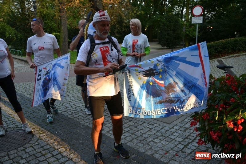 Zdjęcie w galerii na portalu naszraciborz.pl: Uczestnicy biegu upamiętniającego 334. rocznicę Odsieczy Wiedeńskiej i 300-lecie koronacji ikony jasnogórskiej dotarli na zamek  wiadomości z regionu