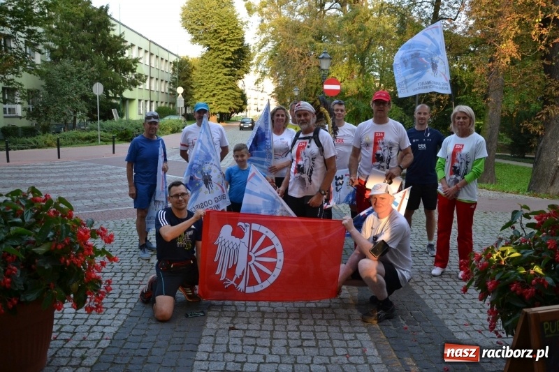 Zdjęcie w galerii na portalu naszraciborz.pl: Uczestnicy biegu upamiętniającego 334. rocznicę Odsieczy Wiedeńskiej i 300-lecie koronacji ikony jasnogórskiej dotarli na zamek  wiadomości z regionu