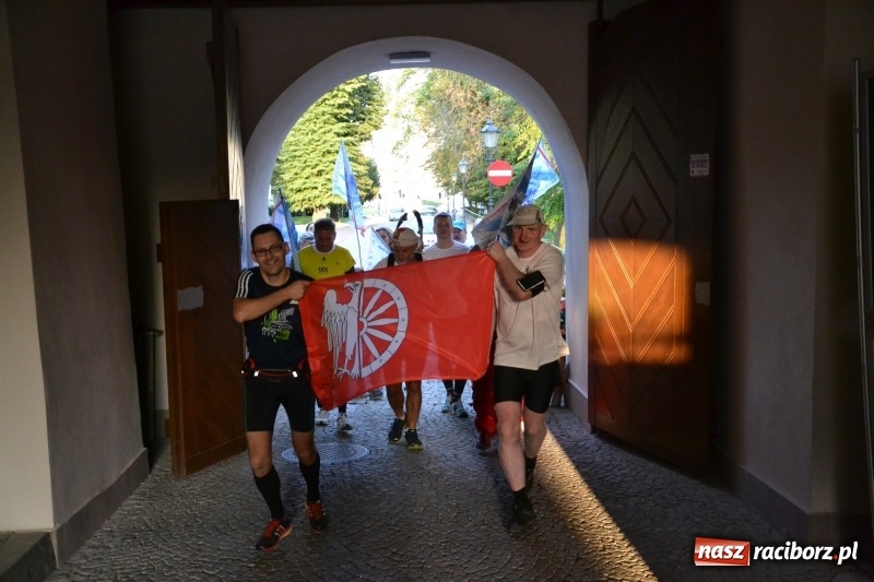 Zdjęcie w galerii na portalu naszraciborz.pl: Uczestnicy biegu upamiętniającego 334. rocznicę Odsieczy Wiedeńskiej i 300-lecie koronacji ikony jasnogórskiej dotarli na zamek  wiadomości z regionu