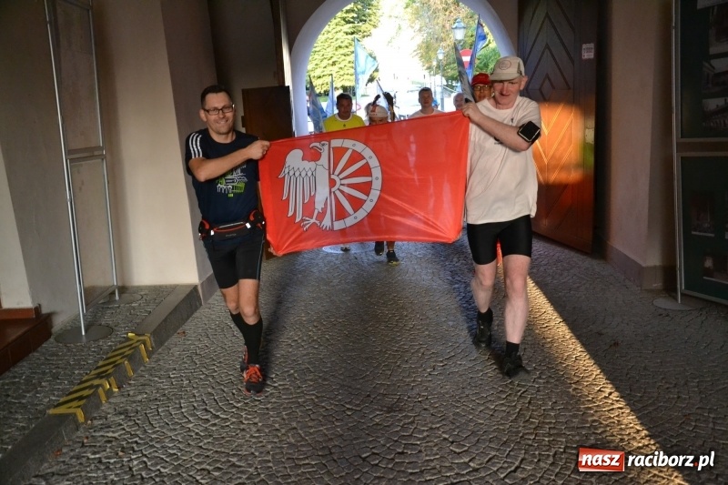 Zdjęcie w galerii na portalu naszraciborz.pl: Uczestnicy biegu upamiętniającego 334. rocznicę Odsieczy Wiedeńskiej i 300-lecie koronacji ikony jasnogórskiej dotarli na zamek  wiadomości z regionu