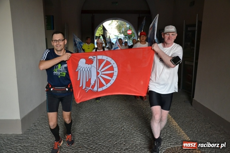 Zdjęcie w galerii na portalu naszraciborz.pl: Uczestnicy biegu upamiętniającego 334. rocznicę Odsieczy Wiedeńskiej i 300-lecie koronacji ikony jasnogórskiej dotarli na zamek  wiadomości z regionu