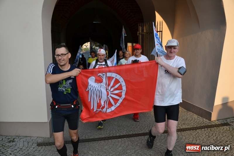 Zdjęcie w galerii na portalu naszraciborz.pl: Uczestnicy biegu upamiętniającego 334. rocznicę Odsieczy Wiedeńskiej i 300-lecie koronacji ikony jasnogórskiej dotarli na zamek  wiadomości z regionu