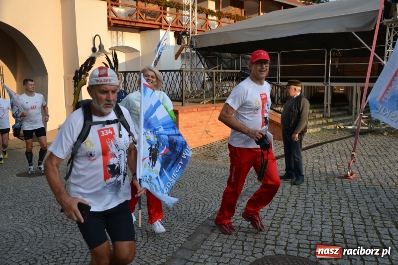 Zdjęcie w galerii na portalu naszraciborz.pl: Uczestnicy biegu upamiętniającego 334. rocznicę Odsieczy Wiedeńskiej i 300-lecie koronacji ikony jasnogórskiej dotarli na zamek  wiadomości z regionu